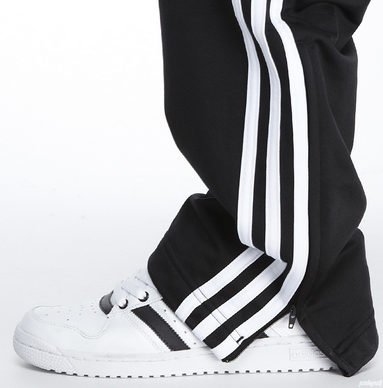 Alla klädde sig i Adidasbyxor med knappar på sidorna. Alla klädde sig i Adidasbyxor med knappar på sidorna.